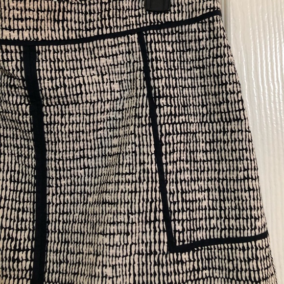 Ann Taylor size 8 ladies navy & cream colored skirt. - Picture 7 of 7